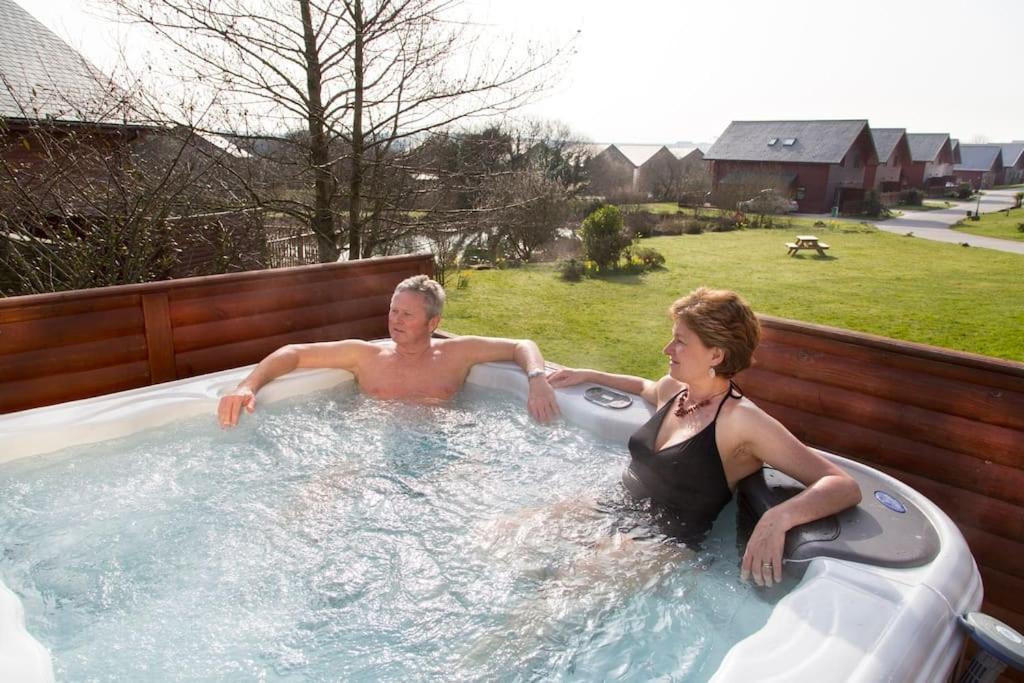 Skylark Sleeps 8 Private Hot Tub & Dogs Welcome Nr Padstow, Resort Pool Bar & Watersports St Columb Major Exterior foto